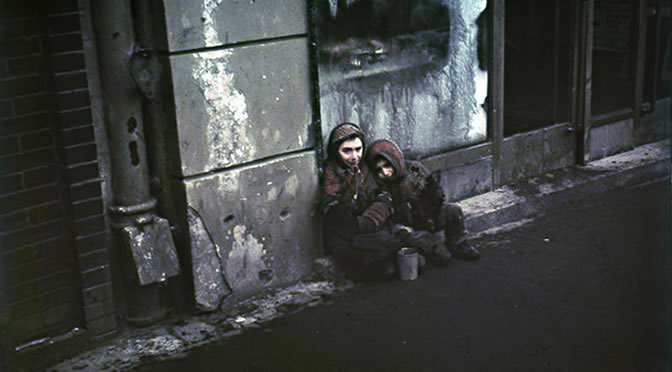 Bundesarchiv N 1576 Bild-003, Warschau, Bettelnde Kinder.jpg